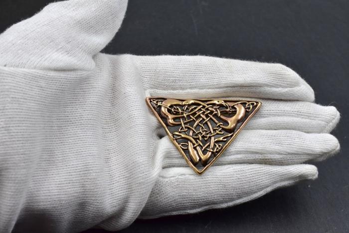 Keltische Triangel Brosche mit Schwanenmotiv aus Bronze auf der Hand